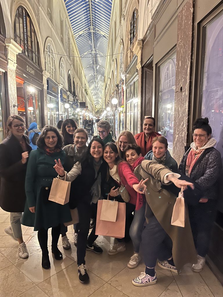 Nos sorties culturelles. Groupe de femmes dans une galerie commerciale.
