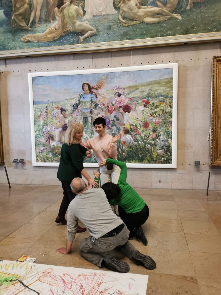 Musée d’Orsay (nos sorties culturelles). Quatre personnes jouant un spectacle devant des peintures du musée.